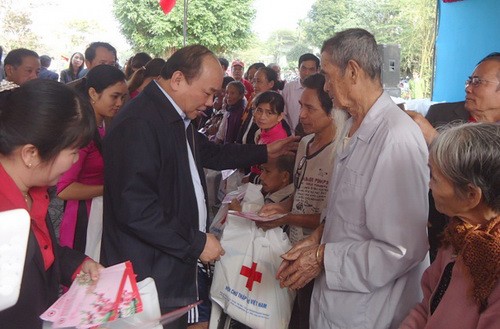 Des cadeaux aux personnes dans le besoin à l’occasion du Tet - ảnh 1